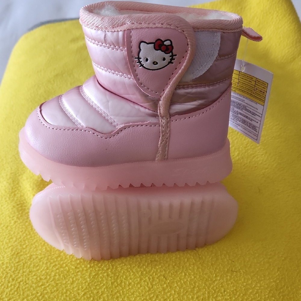 Q17 H Kitty Warm Lined Light up Pink Kids Boots Velcro close